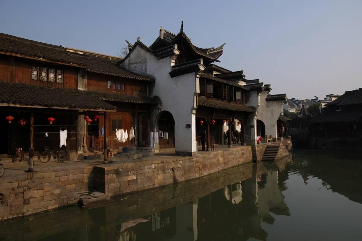 李在明出庭受审：昂首阔步走进法院 众多支持者围堵高呼